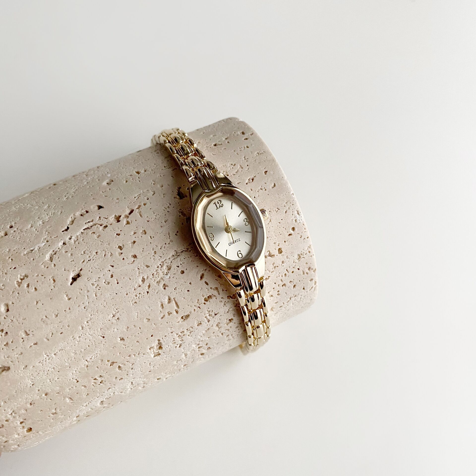 Eloise Gold | Çelik