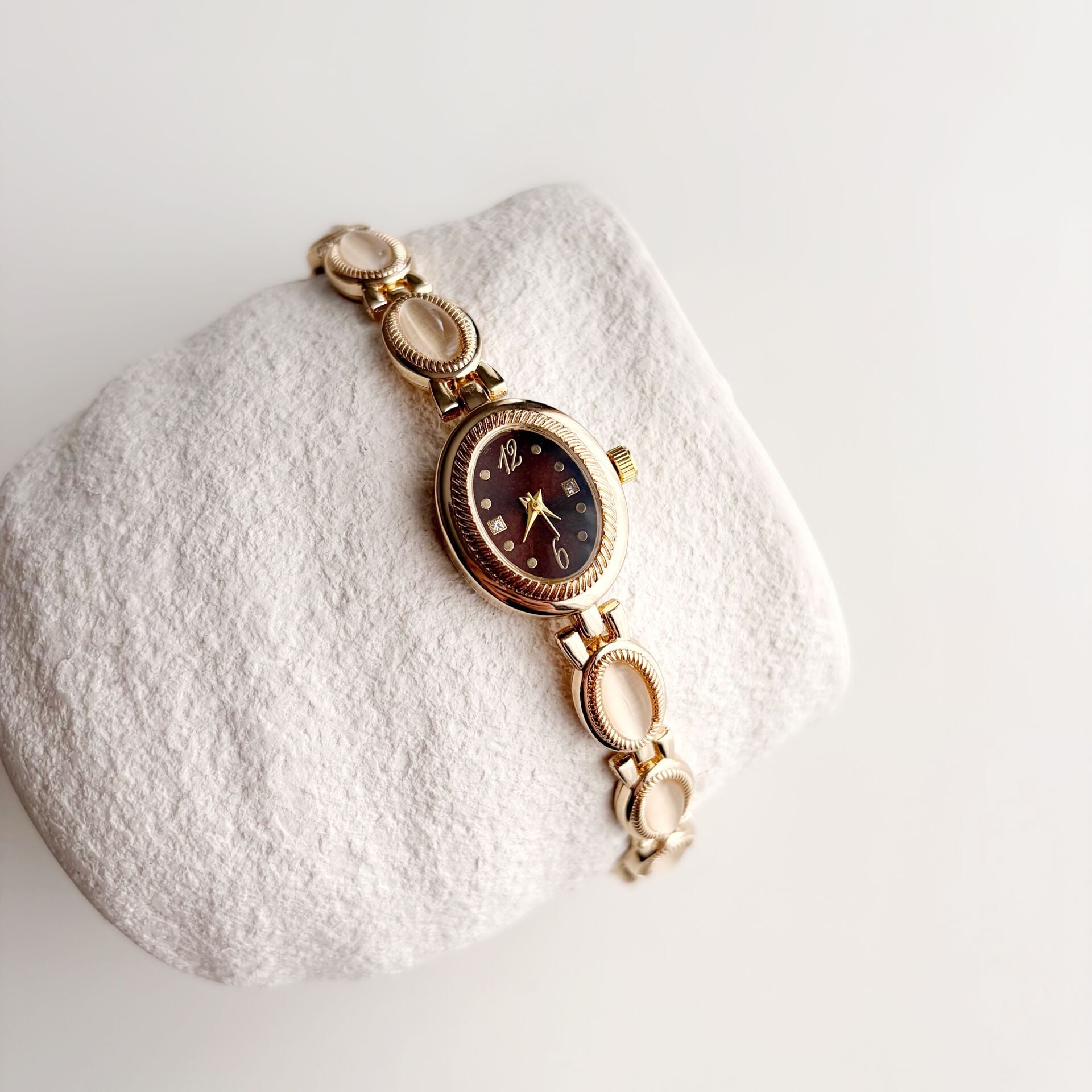 Adelaide Brown | VİP