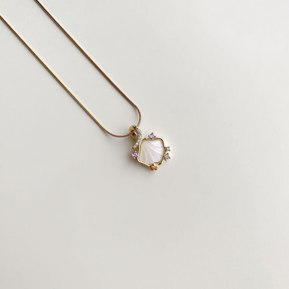 Aquaria White | Çelik